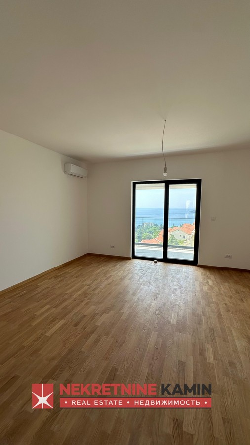 One-Bedroom 42 m² Apartment in a Building with a Pool, Bečići, Budva